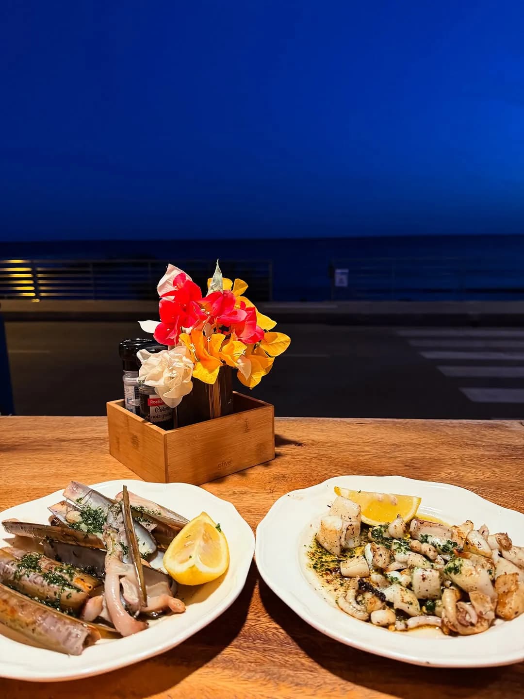 Bar a cocktails et spritz face a la mer au restaurant Le Spot a Sausset-les-Pins